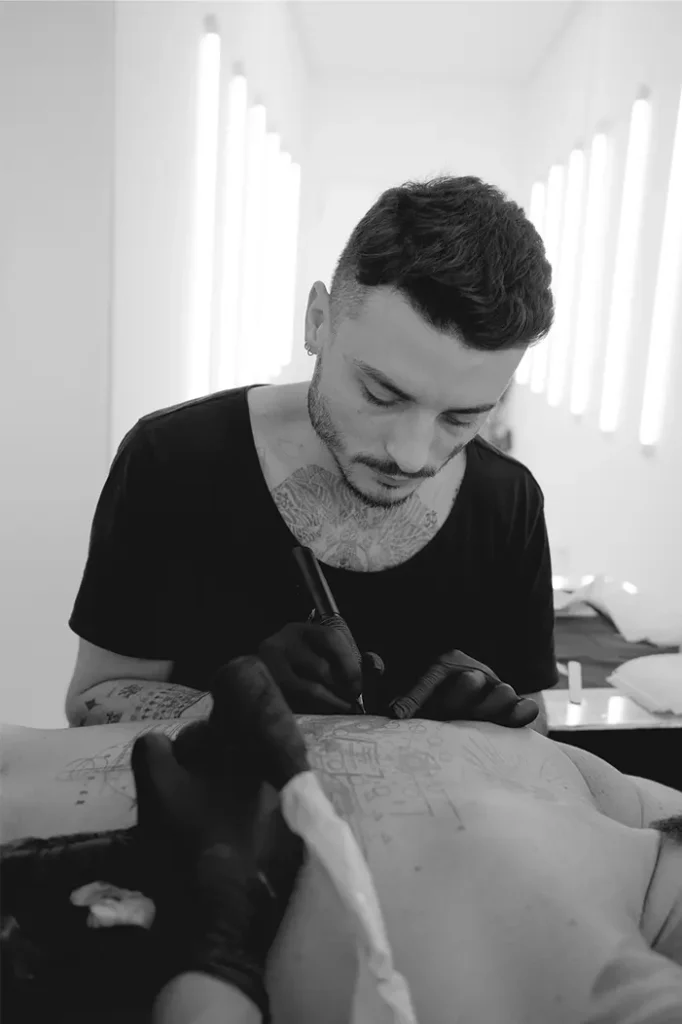 Um grupo seleto de tatuadores / artistas com suporte para imagem, agenda, conteúdo, marketing e expansão.