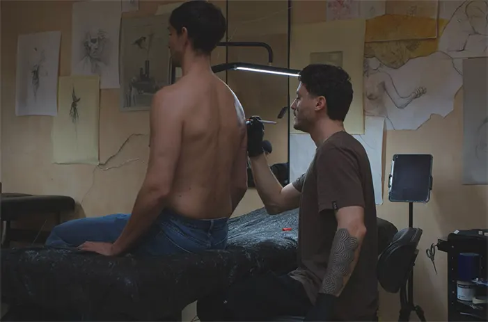 Tatuagens autorais que contam histórias. A ALIEN transforma ideias, memórias e símbolos em significado na pele