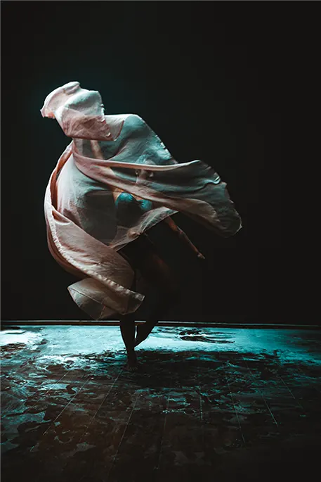 Pacotes recorrentes para marcas, artistas e projetos que precisam criar fotos, vídeos e campanhas com direção criativa, consistência estética e entrega planejada.