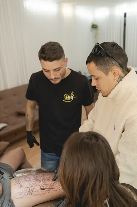 A Academy desenvolve tatuadores e artistas por meio de cursos, mentorias e experiências